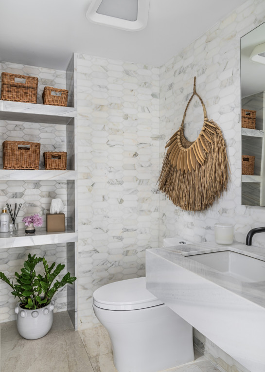 bathroom-design-built-in-shelves