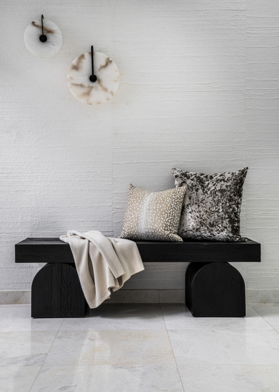 bench-with-accent-pillows-juliette-calaf