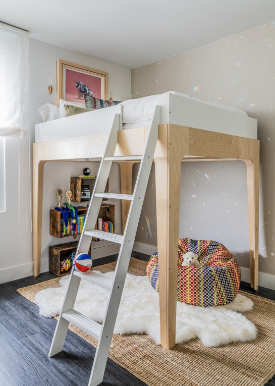 kids-bedroom-interior-design-bunk-bed-over-play-area