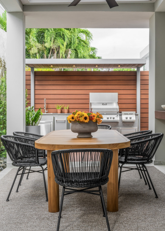 outdoor-dining-table-furnishings