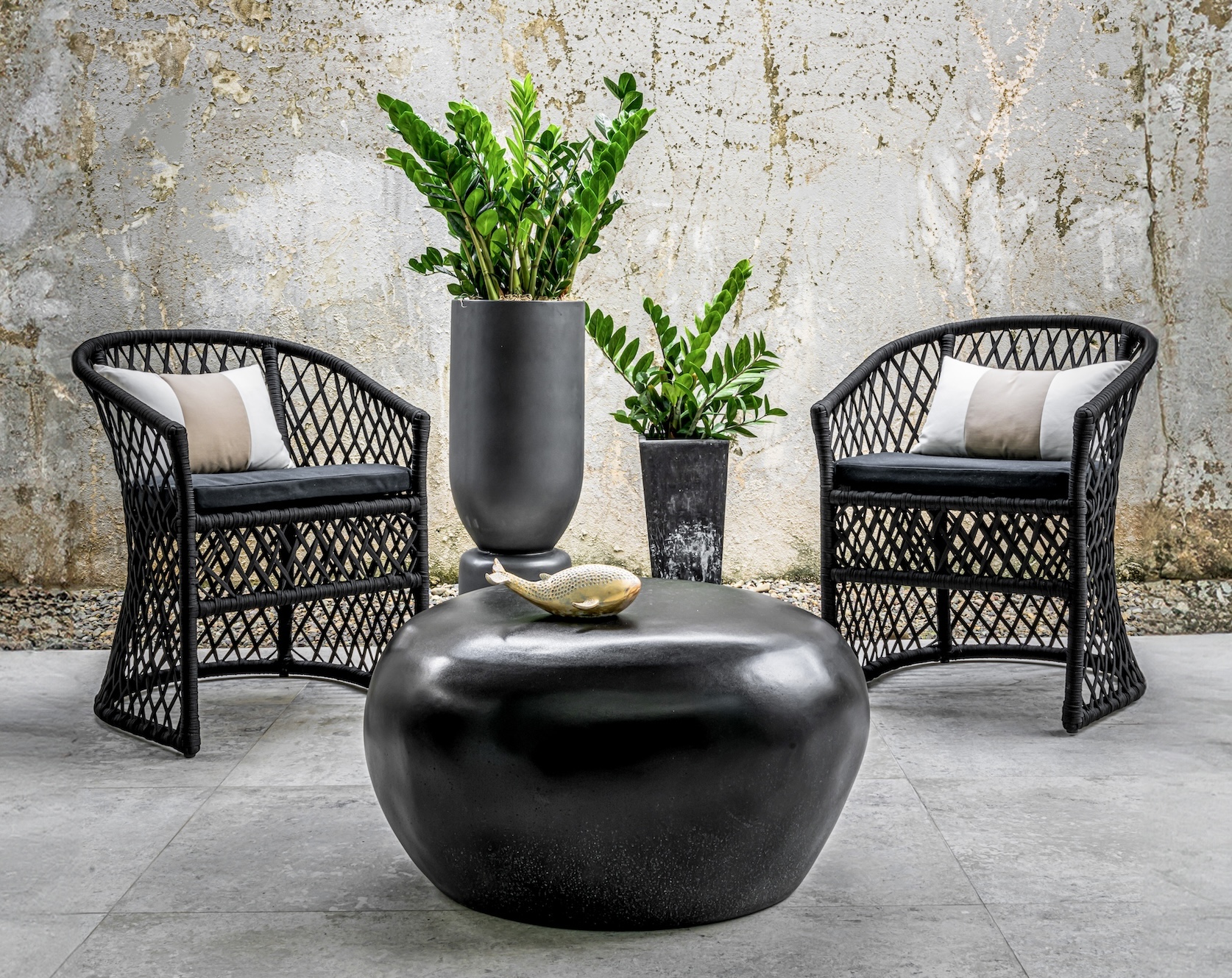 outdoor-furnishings-black-chairs-round-table