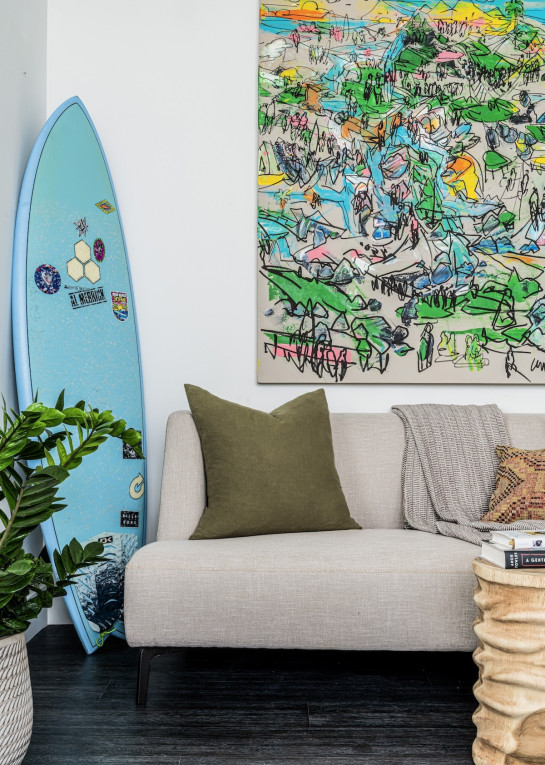 surfboard-leaning-on-wall-in-living-room
